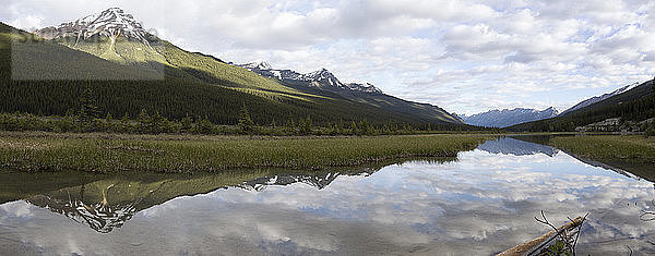 Panoramablick auf See und Berge bei bewölktem Himmel