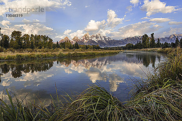 Landschaftliche Ansicht des Sees durch Bäume gegen den Himmel im Grand Teton-Nationalpark bei Sonnenuntergang