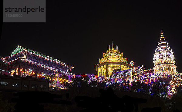 Niedrigwinkelansicht des beleuchteten Kek Lok Si-Tempels gegen den klaren Himmel in der Stadt bei Nacht