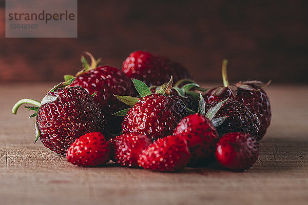 Nahaufnahme von Erdbeeren auf Holztisch