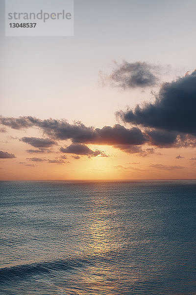 Szenische Ansicht des Meeres gegen den Himmel bei Sonnenuntergang
