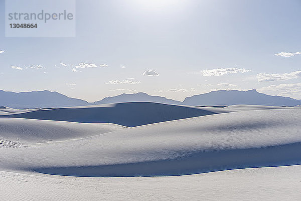 Szenische Ansicht einer Schneelandschaft gegen den Himmel an einem sonnigen Tag