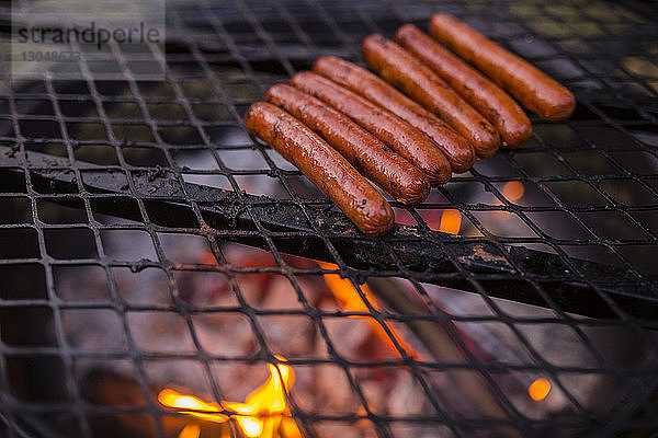 Nahaufnahme von Würstchen auf dem Grill