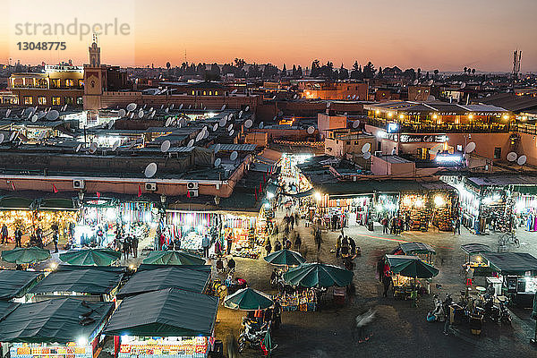 Hochwinkelaufnahme von Menschen  die nachts in der Stadt auf dem Markt von Marrakesch einkaufen