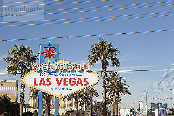 Blick auf das Willkommensschild in Las Vegas gegen Sky in der Stadt