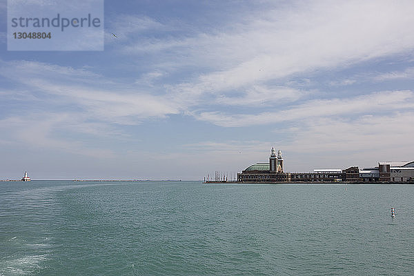 Szenerieansicht des Navy-Piers über dem Lake Michigan bei bewölktem Himmel