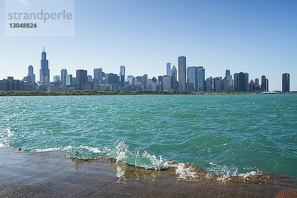 Moderne Wolkenkratzer am Michigan-See in Chicago