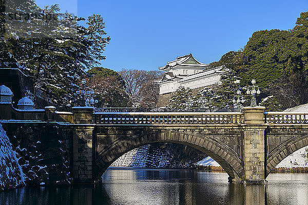 Nijubashi-Brücke über den Sumida-Fluss beim Tokioter Kaiserpalast vor klarem blauen Himmel