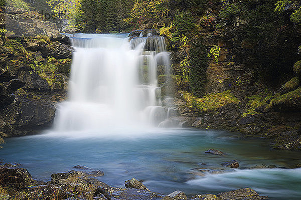 Landschaftliche Ansicht eines Wasserfalls über Felsformationen im Ordesa-Nationalpark