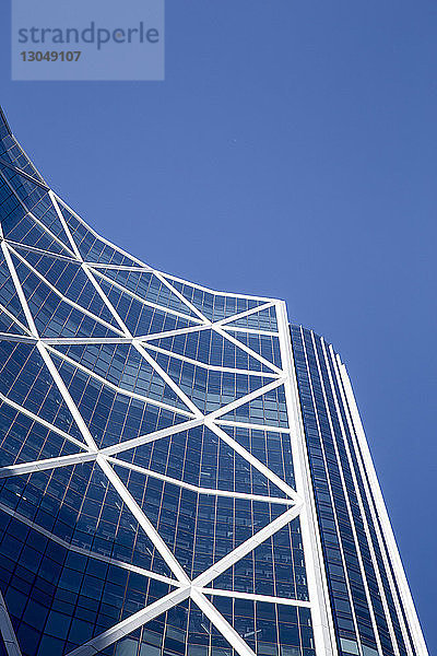 Niedrigwinkelansicht eines modernen Bürogebäudes vor klarem blauen Himmel in der Stadt