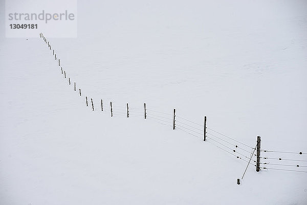 Zaun auf schneebedecktem Feld
