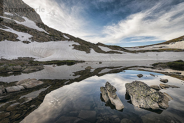 See an Berg gegen Himmel im Winter