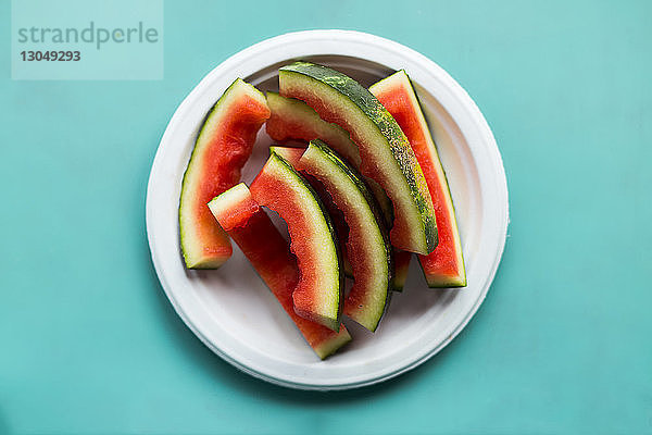 Draufsicht auf gegessene Wassermelonenscheiben im Teller auf dem Tisch
