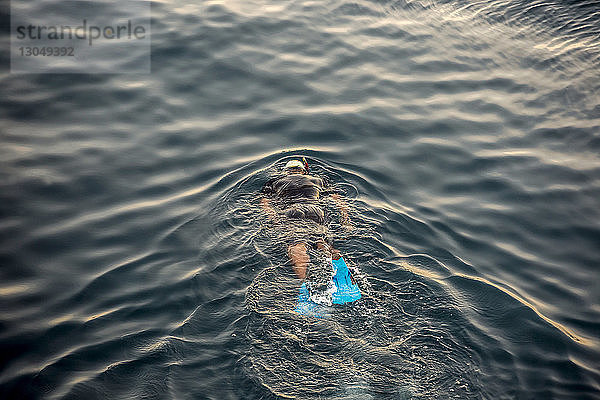 Hochwinkelansicht eines im Meer schwimmenden Menschen