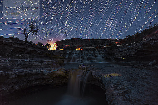 Szenische Ansicht der Sternenpfade über dem Wasserfall