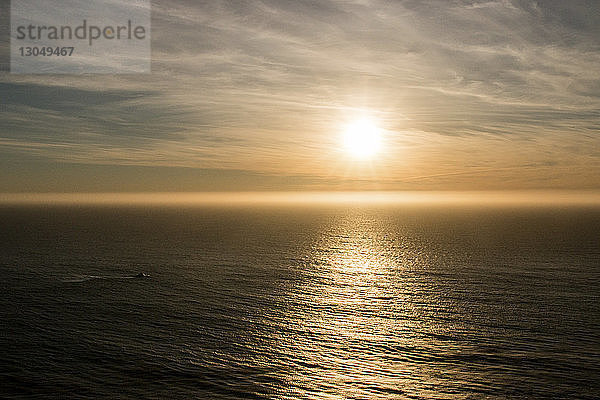 Hochwinkelansicht der Meereslandschaft vor bewölktem Himmel bei Sonnenuntergang
