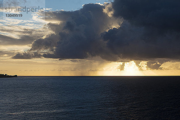 Majestätischer Blick auf das Meer gegen stürmische Wolken bei Sonnenuntergang