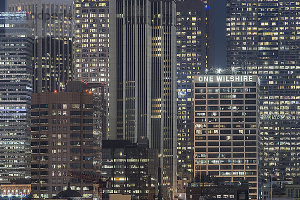 Ansicht von beleuchteten Gebäuden in der Stadt bei Nacht