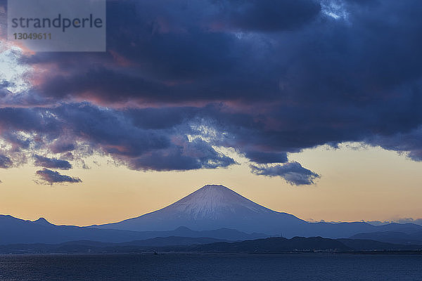 Blick auf die Insel Honshu am Fuji-Berg gegen den bewölkten Himmel bei Sonnenuntergang