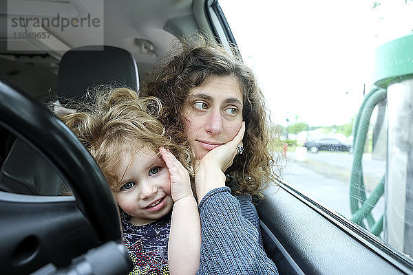 Porträt einer Tochter mit Mutter im Auto