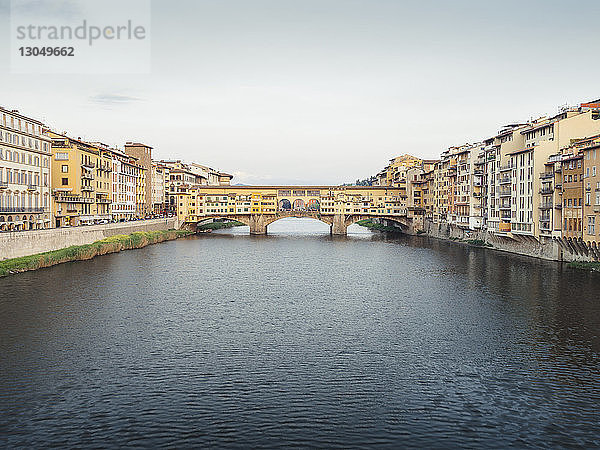 Ponte vecchio über dem Arno in Stadt gegen Himmel
