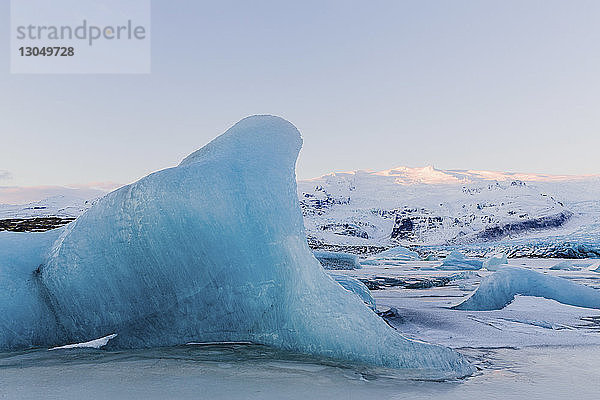 Ruhiger Blick auf Eisberge im gefrorenen See im Winter