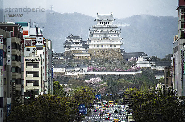 Stadtstraße  die zum Schloss Himeji-jo führt