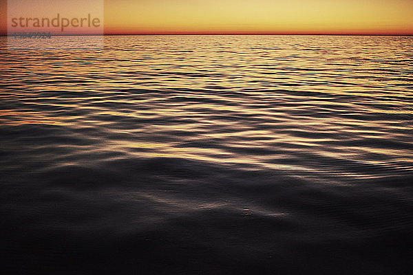 Szenische Ansicht des Meeres gegen klaren Himmel bei Sonnenuntergang