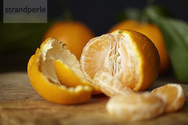 Nahaufnahme einer geschälten Orange auf dem Tisch