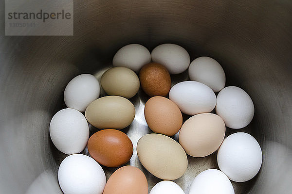 Hochwinkelansicht der Eier in der Schale während der Osterzeit
