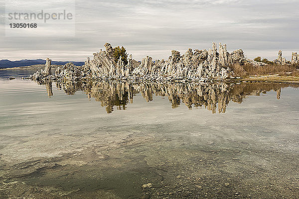 Landschaftlicher Blick auf den Mono-See durch Felsformationen vor bewölktem Himmel