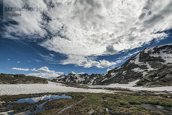 Landschaft in der Wildnis von Holy Cross vor bewölktem Himmel