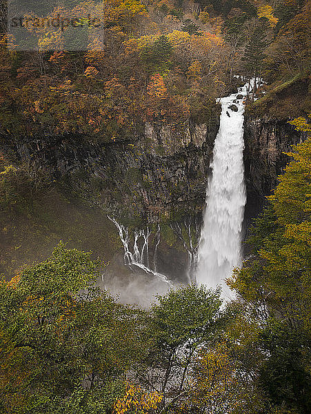 Landschaftliche Ansicht der Kegon-Fälle im Nikko-Nationalpark im Herbst