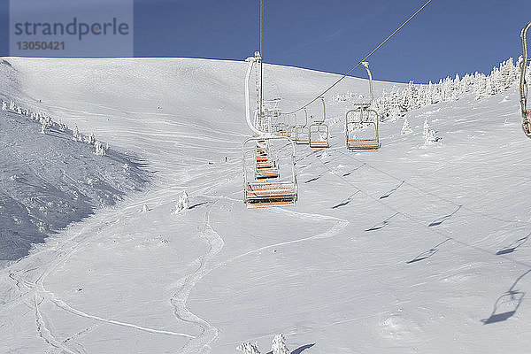 Skilift über die schneebedeckten Karpaten bei sonnigem Wetter