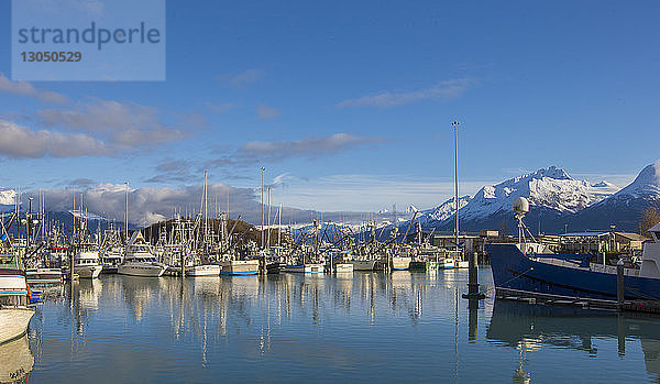 Boote im Hafen vertäut gegen blauen Himmel im Winter