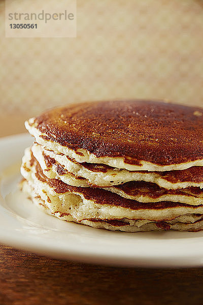 Nahaufnahme von Pfannkuchen  die in Tellerform auf dem Tisch serviert werden