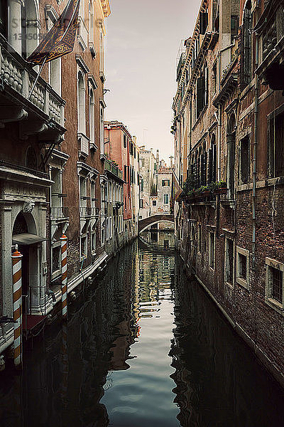 Kanal inmitten von Wohngebäuden in der Stadt