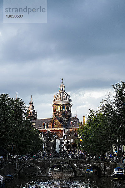 St. Nikolaus-Kirche gegen bewölkten Himmel