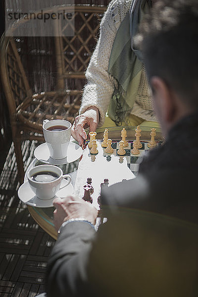Hochwinkelansicht eines Schach spielenden Paares