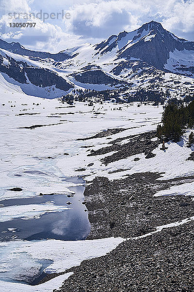 Landschaftliche Ansicht eines zugefrorenen Sees durch einen Berg gegen den Himmel