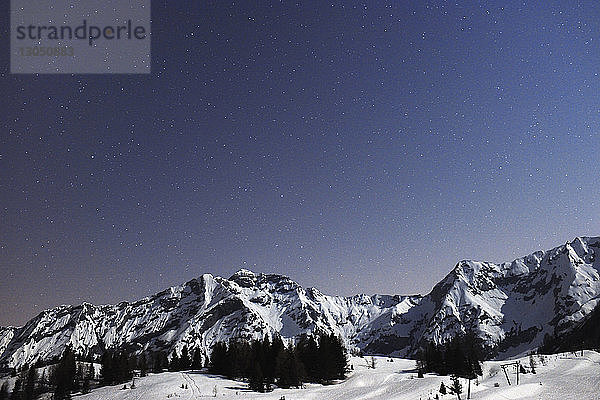Ansicht eines schneebedeckten Berges gegen den Himmel bei Nacht