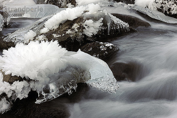 Hochwinkelansicht des Flusses  der durch schneebedeckte Felsen fließt