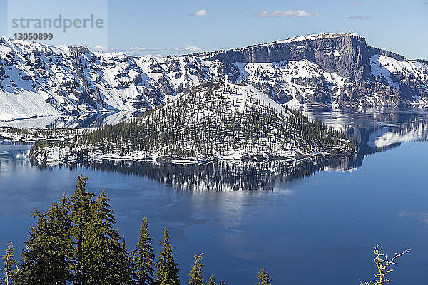 Panoramablick auf die Zaubererinsel im Crater Lake National Park