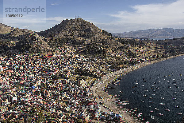 Luftaufnahme der Stadtlandschaft am Titicacasee gegen die Berge