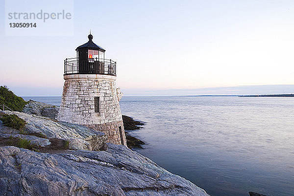 Leuchtturm in der Narragansett Bay von Rhode Island vor klarem Himmel bei Sonnenuntergang