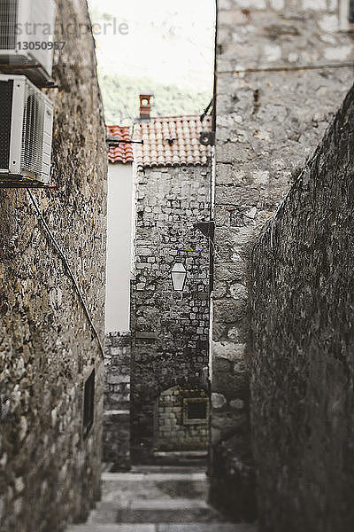 Leere Gasse inmitten alter Gebäude