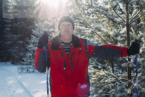 Porträt eines selbstbewussten Skifahrers