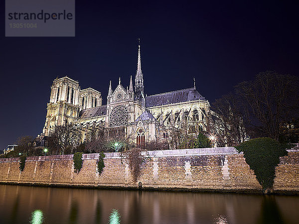 Niedrigwinkelansicht von Notre Dame de Paris an der Seine gegen klaren Nachthimmel