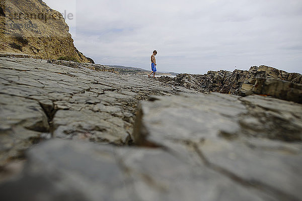 Seitenansicht eines Jungen am Strand von Corona del Mar gegen den Himmel