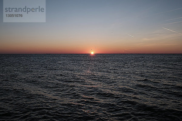 Szenische Ansicht der Meereslandschaft gegen den Himmel bei Sonnenuntergang